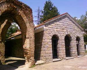 250px-the_thracian_tomb_in_kazanlak_from_outside.jpg